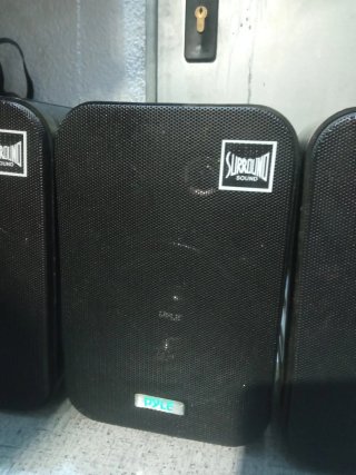 4 altavoces negros