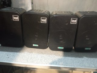 4 altavoces negros