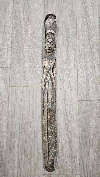 Tótem de madera tallada mujer con cántaro