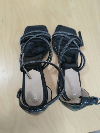Sandalias negras con tiras brillantes