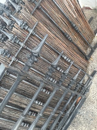 Puerta de forja rústica