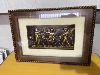 Cuadro de bronce con querubines