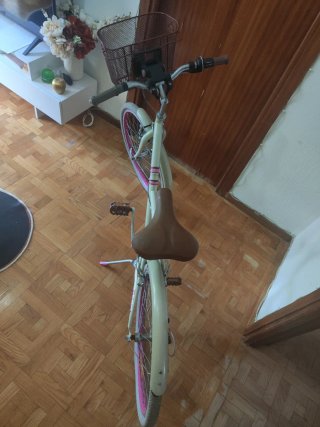 Bicicleta B-Twin con cesta y cambios