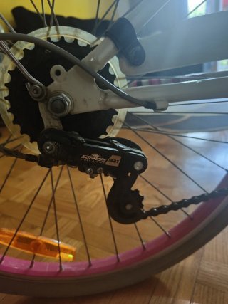 Bicicleta B-Twin con cesta y cambios