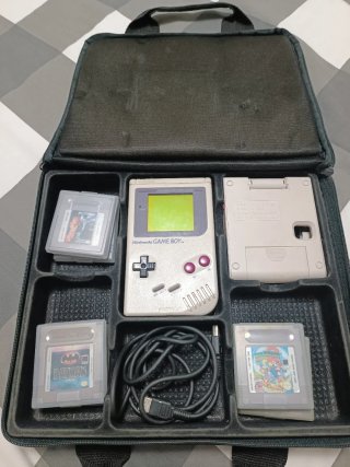 GAMEBOY CON SEIS JUEGOS Y MALETIN