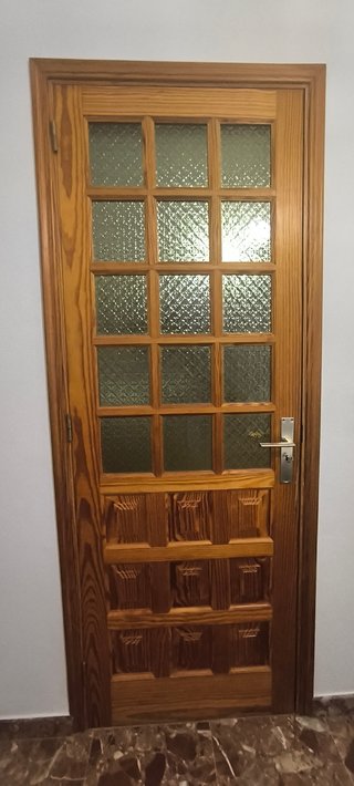 Puerta madera con cristal y manilla