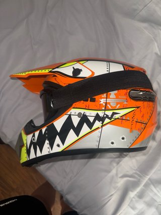 Casco de moto naranja con gafas
