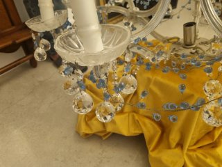 Lámpara de cristal con detalles azules