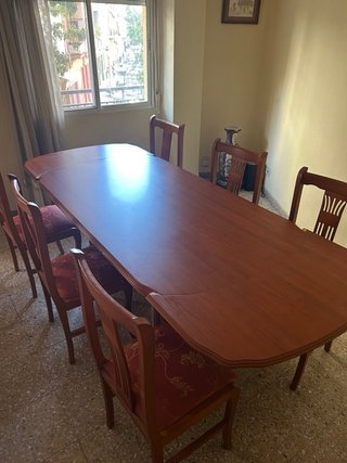 Mesa de comedor y 6 sillas de madera