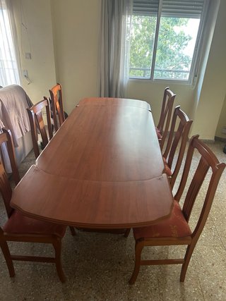 Mesa de comedor y 6 sillas de madera