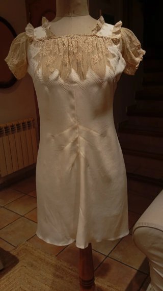 Vestido de seda antiguo.
