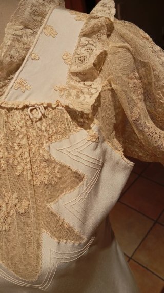 Vestido de seda antiguo.