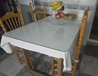 Mesa 80x130, cristal y 4 sillas anea