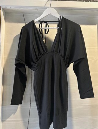 Vestito nero con scollo a V e maniche