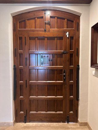 Puerta de madera rústica con reja 240x140