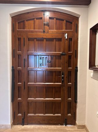 Puerta de madera rústica con reja 240x140