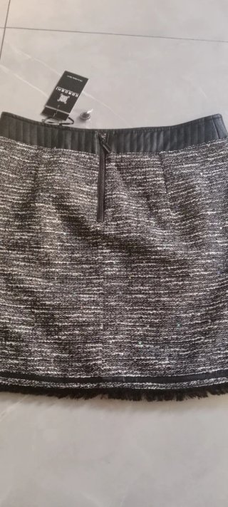 Falda tweed negra y gris con detalles polipiel