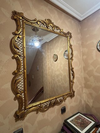 Espejo decorativo dorado con marco tallado