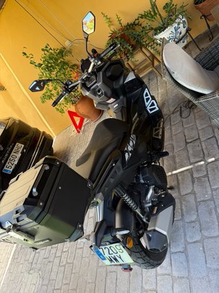 Keeway vieste xdv 125cc negra con maleta incluida.