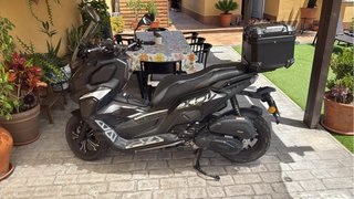 Keeway vieste xdv 125cc negra con maleta incluida.
