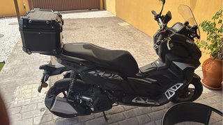 Keeway vieste xdv 125cc negra con maleta incluida.