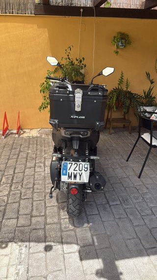 Keeway vieste xdv 125cc negra con maleta incluida.