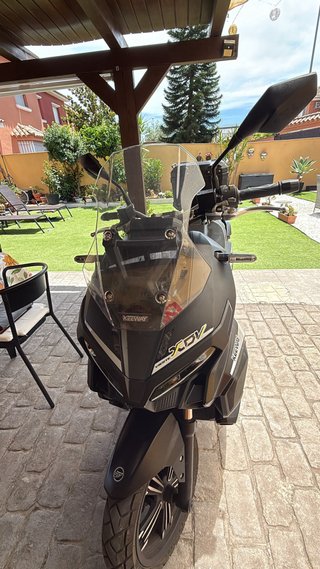 Keeway vieste xdv 125cc negra con maleta incluida.