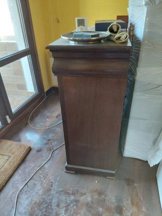 Cómoda de madera con cajones