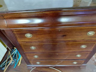 Cómoda de madera con cajones