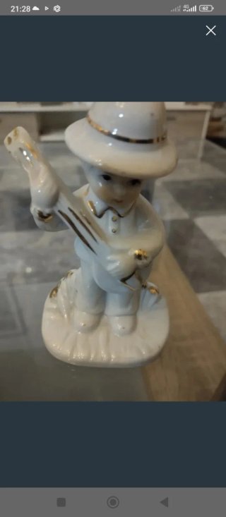 Figura porcelana niño con sombrero