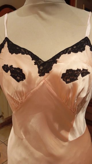 Vestido antiguo rosa empolvado.