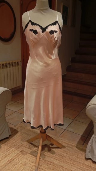 Vestido antiguo rosa empolvado.