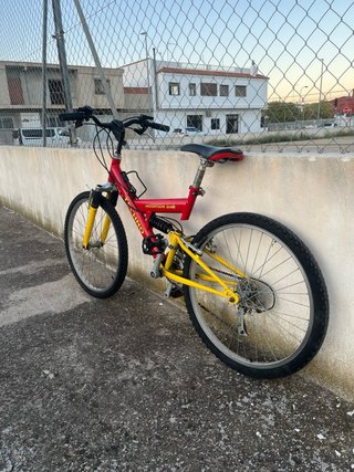 Bici Montaña Roja y Amarilla