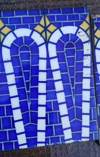 Azulejos antiguos decorativos pájaros y jarrón