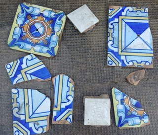Azulejos antiguos decorativos pájaros y jarrón
