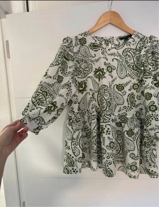 Blusa Cortefiel verde y blanca