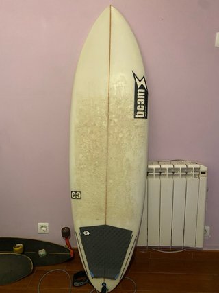 Tavola da surf 5'8 con leash, fodera e pinne