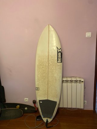 Tavola da surf 5'8 con leash, fodera e pinne