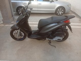 Piaggio Medley Negra