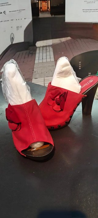 Zuecos rojos sin estrenar