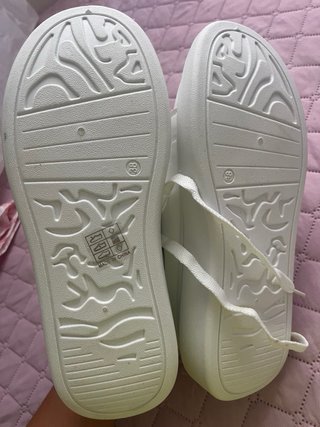 Zapatillas Blancas con Detalles Dorados