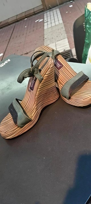 Sandalias cuña altas madera y tela