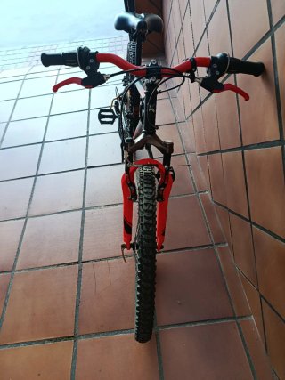 Bicicleta Rockrider 500 da 24 pollici per 8-12 anni