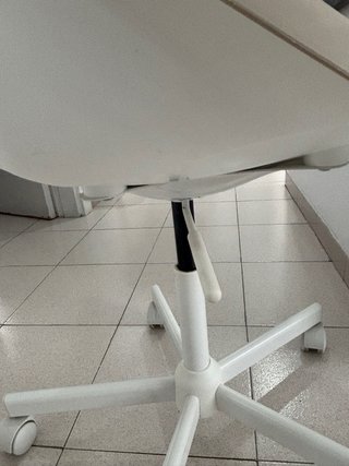 Escritorio moderno madera  silla nueva, lamparita