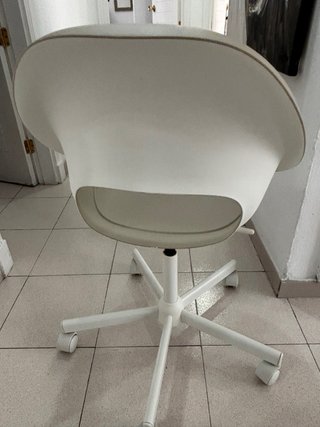 Escritorio moderno madera  silla nueva, lamparita