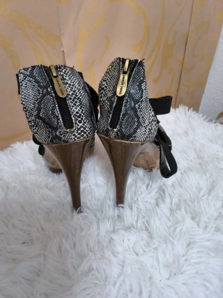 Sandalias de tacón con estampado de serpiente