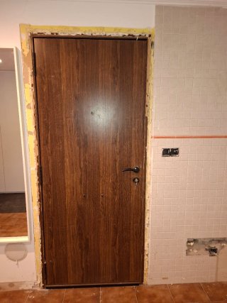 Puerta exterior metálica madera