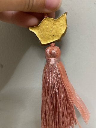 Borla con ángel dorado y cinta rosa
