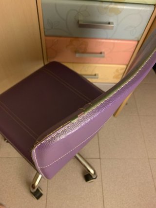 Silla de escritorio morada con ruedas