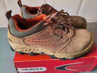 Zapatos de seguridad Cofra marrones y naranjas.